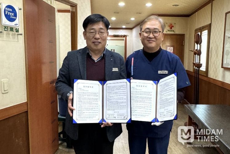 영덕군보건소와 영덕파티마의원이 ’장기요양 재택의료센터 시범사업’ 추진을 위한 업무협약을 체결하고 있다.