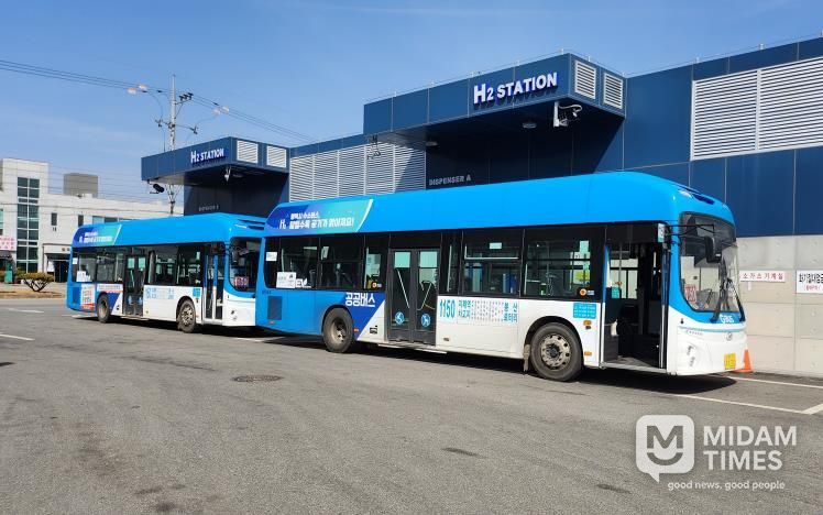수소충전소에서 충전중인 버스