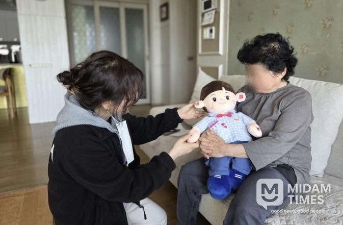 예천군, 치매 환자를 위한 AI 돌봄 인형 ‘효돌이’ 지원 확대