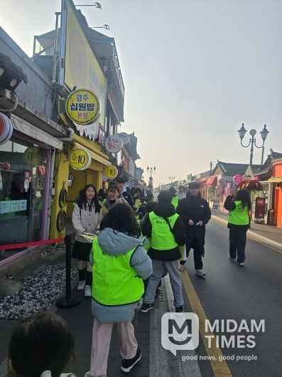 경주시 아동참여위원회 위원들이 17일 황리단길 일원에서 시민과 관광객을 대상으로 아동권리 옹호 캠페인을 진행하고 있다