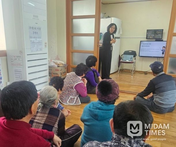 경로당을 직접 방문해 마음건강회복교실을 진행하는 모습이다.