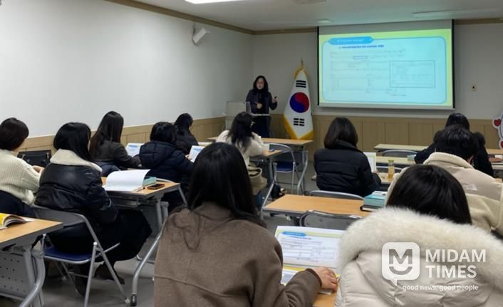 통합사례관리 시스템 길라잡이 교육을 진행하고 있다.