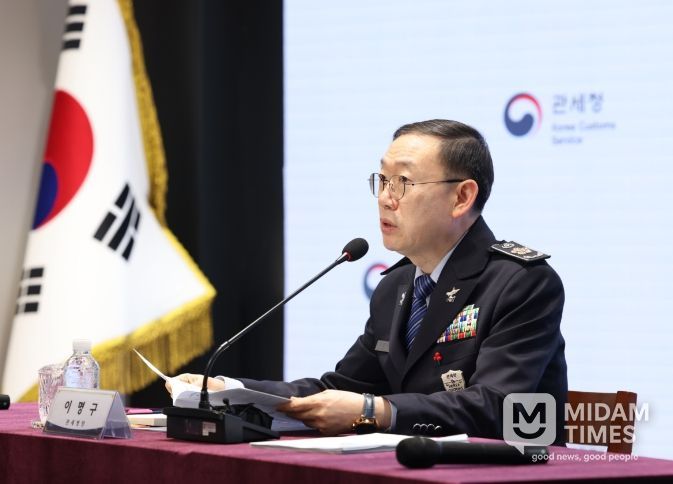 이명구 관세청장이 21일 서울세관에서 2025년 마약밀수 단속 브리핑을 하고 있다.