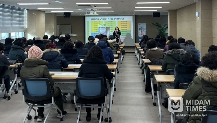 남구보건소는 1. 19.~1. 20. 남구시니어클럽 및 대덕노인복지관 등 감염취약시설을 방문하여 어르신 대상으로 예방접종 참여를 독려했다.