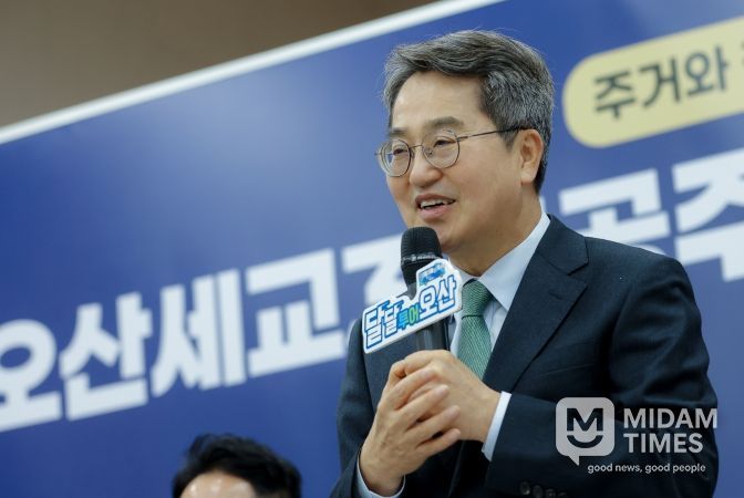 23일 오후 초평동 행정복지센터에서 열린 오산세교3 공공주택지구 주민소통 간담회에서 김동연 경기도지사가 인사말을 하고 있다.