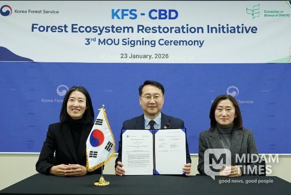 김인호 산림청장(가운데)이 생물다양성협약(CBD) 사무국과 ‘산림생태계복원 이니셔티브(FERI)’ 사업 양해각서를 체결하고 기념사진을 촬영하고 있다.