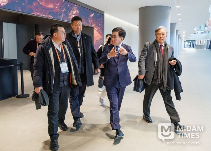 진교훈 서울 강서구청장(맨 앞 가운데)이 (사)세계한인경제무역협회 관계자 등과 ‘2026 한국 비즈니스 엑스포 강서’ 개최 장소인 코엑스 마곡을 방문해 현장을 답사하고 있다.