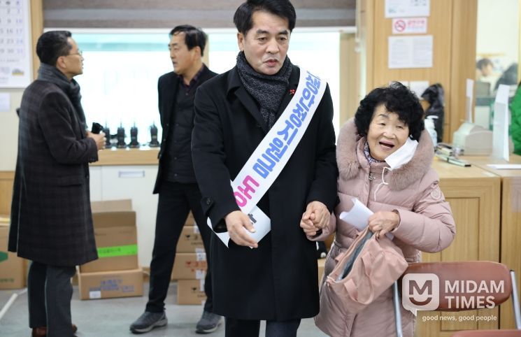 보은군, 민생안정 지원금 1차 지급 시작… 최재형 군수 현장 도우미로 직접 나서