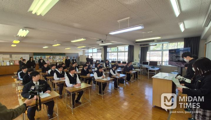 신라공업고등학교 국제교류단이 일본 방문 기간 오이타현 우사시 우사산업과학고등학교에서 현지 학생들과 함께 전공 연계 수업 및 교류 프로그램에 참여하고 있다.