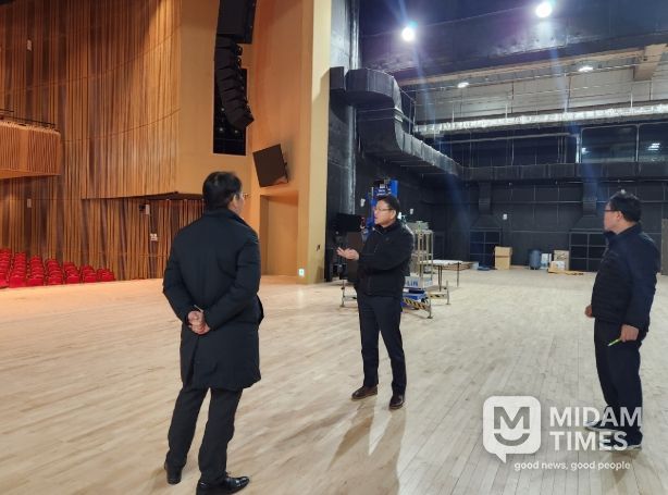 김만기 창원특례시 문화관광체육국장, 진해아트홀 현장 방문