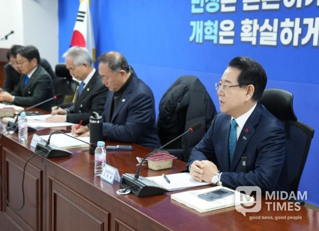 김영록 전라남도지사가 27일 서울 국회의원회관에서 열린 광주·전남 행정통합 특별법 검토 제4차 간담회에서 지역 국회의원들과 특별법에 대해 논의하고 있다.