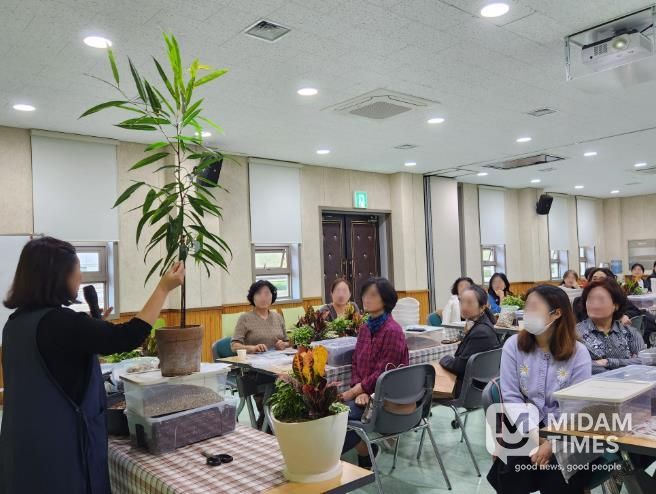 2025년 기장군 농업기술센터에서 반려식물 특별강좌를 진행하고 있는 모습이다