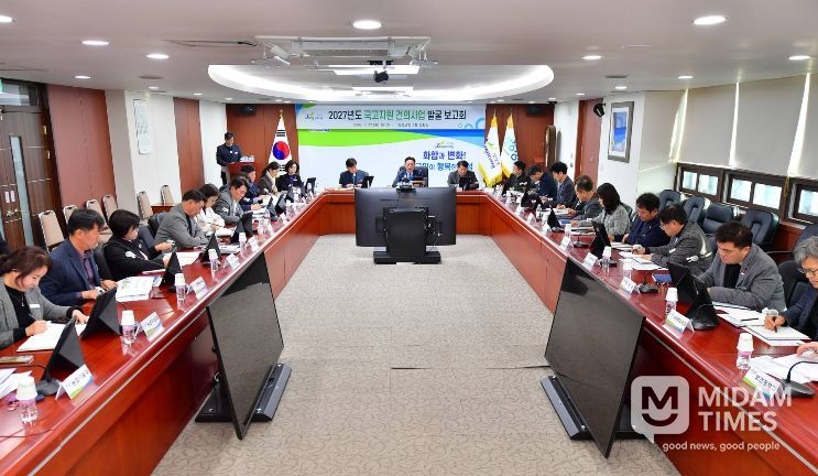 김한종 장성군수가 27일 상황실에서 열린 2027년도 국고지원 건의사업 발굴보고회를 주재하고 있다.
