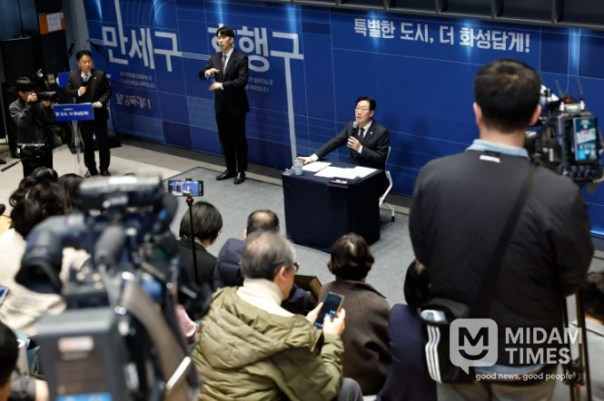 정명근 화성특례시장이 27일 열린 2026년 신년 기자회견에서 언론인과 질의응답을 하고 있다.