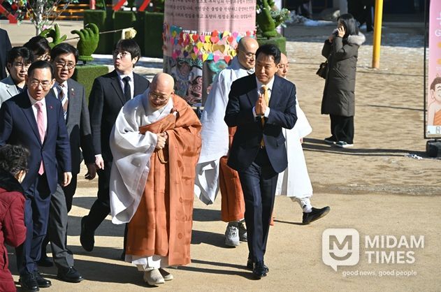 오세훈 서울시장이 27일(화) 조계사에서 열린 ‘2026 한국불교종단협의회 신년하례법회’에서 참석자들과 인사를 나누고 있다.