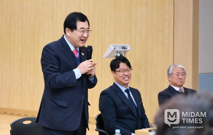 28일, 경주시 천북면 행정복지센터에서 열린 시민과 함께하는 소통간담회에서 주낙영 경주시장이 주민들에게 인사말을 전하고 있다.