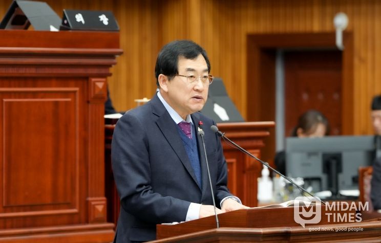 주낙영 경주시장이 29일 경주시의회 본회의장에서 열린 제295회 경주시의회 임시회에서 2026년 시정에 관한 보고를 하고 있다.