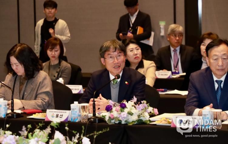 천창수 교육감이 29일 경기도 더블트리 바이 힐튼에서 열린 '제106회 대한민국교육감협의회 총회'에서 안건 발언을 하고있다