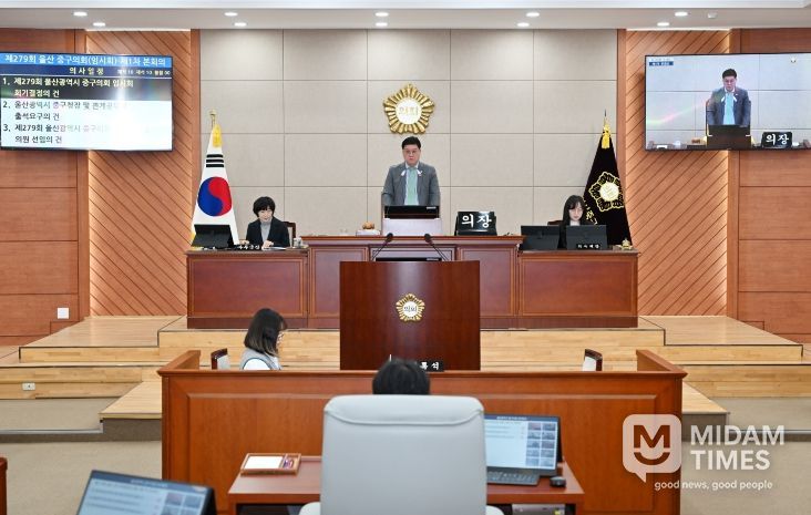 울산 중구의회(의장 박경흠)는 30일 본회의장에서 제279회 임시회 제1차 본회의를 열고 11일간의 의사일정에 돌입헸다