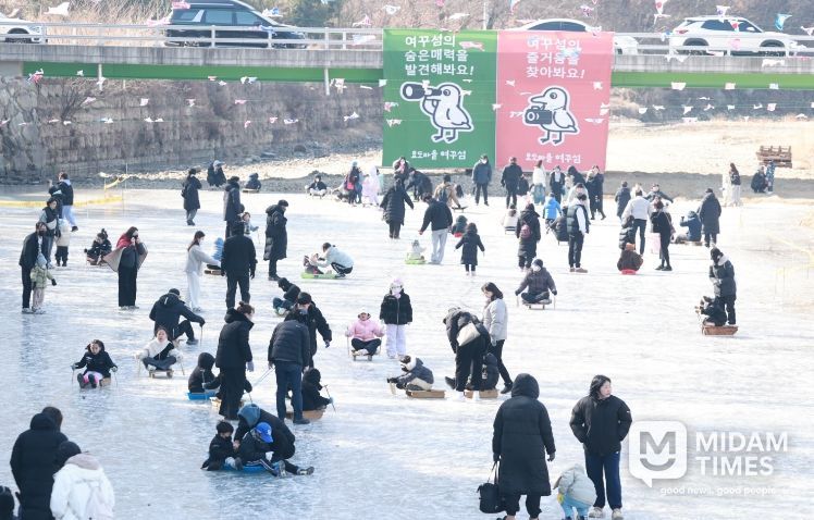 썰매 타며 웃음꽃…의령 여꾸섬 빙판축제 2,500명 발길