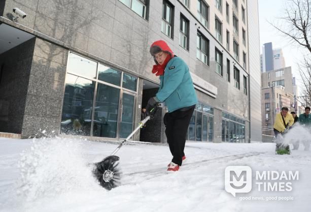 박강수 마포구청장이 공덕동 만리재로 일대에서 전동식 제설장비를 활용해 보도 제설작업을 하고 있다.