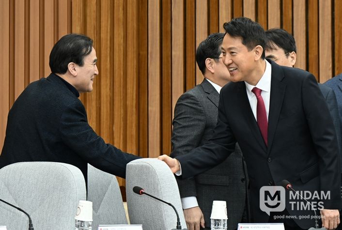 2일 국회에서 열린 ‘국민의힘-서울시 부동산정책협의회’에 참석한 오세훈 서울시장이 참석자들과 인사를 나누고 있다.