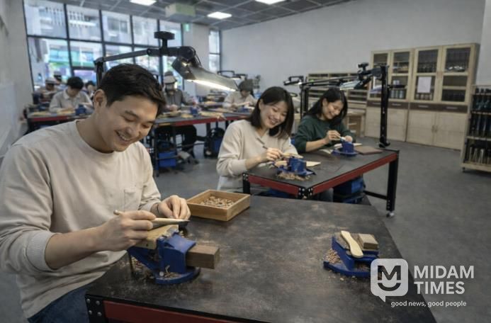 창원공예오픈스튜디오 목공예실(AI로 생성한 이미지)