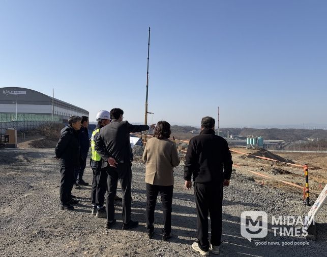 포항시가 지역 내 사업장을 대상으로 설 연휴 대비 환경오염 예방 특별점검을 하고 있다.