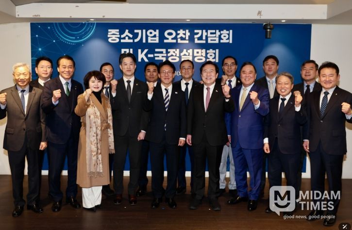 김민석 국무총리가 3일 중구 달개비에서 중소기업인들 대상으로 열린 K-국정설명회에서 강연을 하고 있다.