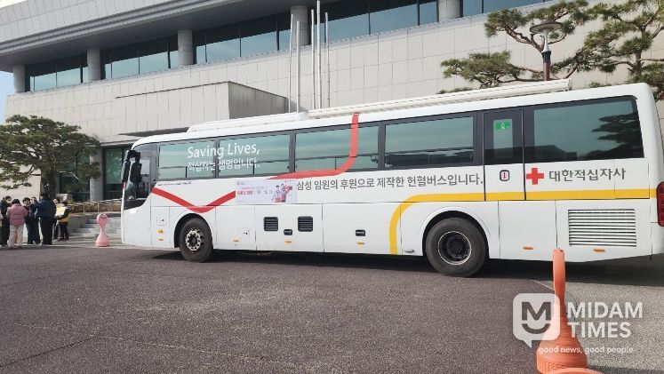4일 밀양시청 광장에 마련된 대한적십자사 경남혈액원 헌혈 버스에서 사랑의 헌혈 행사가 진행되고 있다.