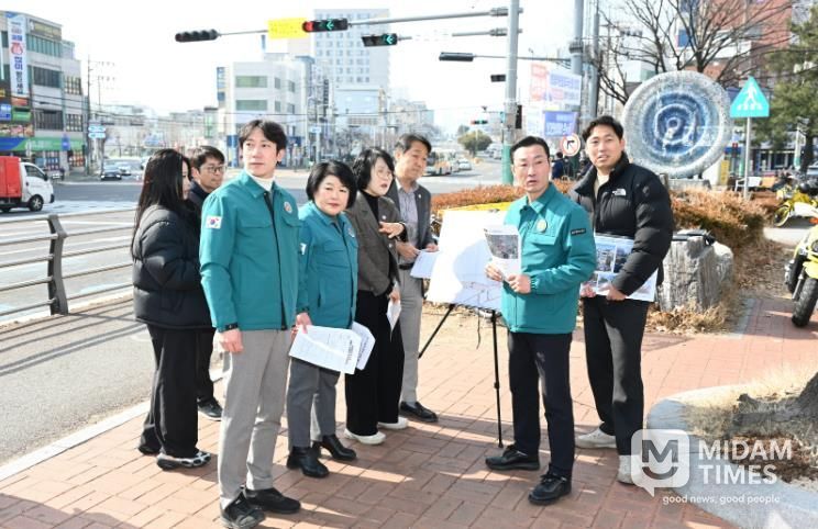 울산 중구의회(의장 박경흠) 복지건설위원회(위원장 정재환)는 5일 병영막창거리와 중구육아종합지원센터 등을 찾아 현장점검활동을 펼쳤다