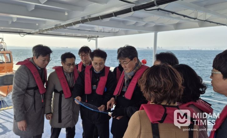 포항시는 5일 다목적행정선 ‘연오세오호’를 활용해 동해안 해파랑길 단절구간에 대한 해상 현장점검을 실시했다.