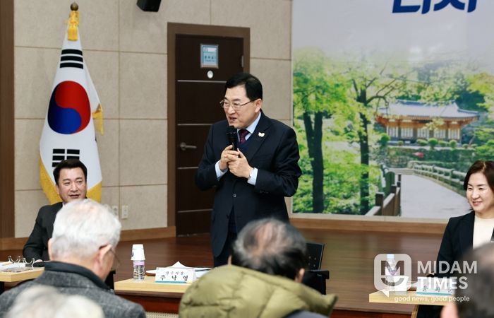 6일, 주낙영 경주시장이 현곡면 복지회관에서 열린 ‘2026년 현장소통마당’에서 주민들의 건의사항을 경청하며 인사말을 하고 있다.