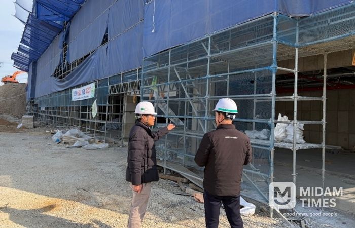 건축공사장 안전 점검 중인 사진.