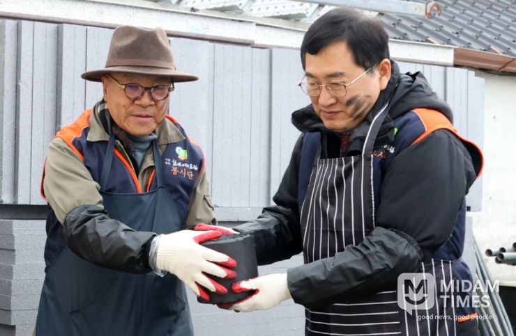 경주시가 위기 가구를 찾아 연탄 전달 등 생활 지원을 진행하며 촘촘한 복지안전망 구축에 나서고 있다.