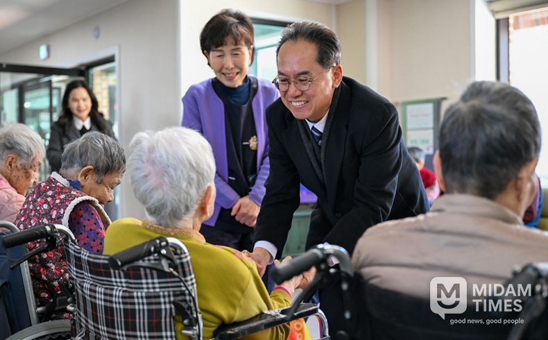 엄태현 영주시장 권한대행이 어르신들과 안부인사를 나누고 있다.