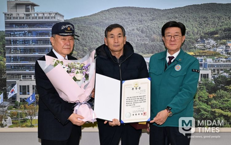 무공훈장 전수식 후 정종복 기장군수(오른쪽)와 6.25전쟁 참전유공자 故권중열님 유족 권태영(가운데), 백종표 무공수훈자회기장군지회장(왼쪽)이 기념촬영을 하고 있다.