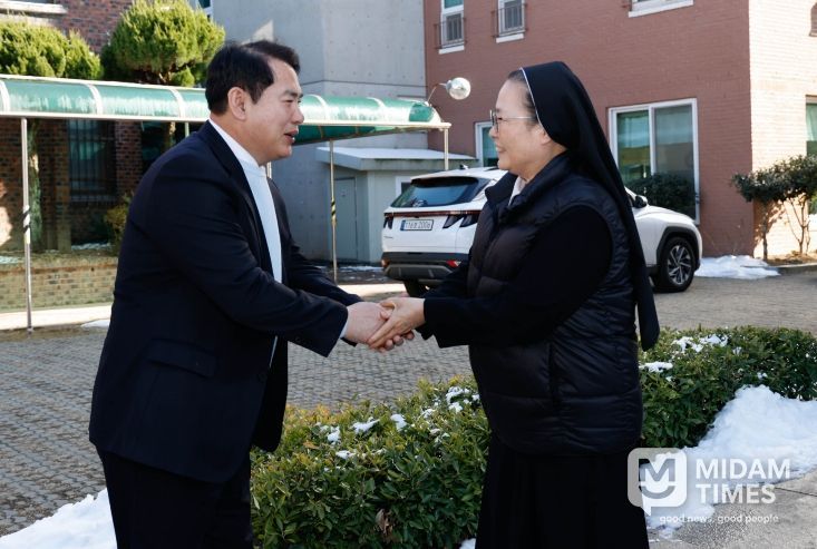 이정선 광주시교육감이 9일 노틀담 형제의 집에서 위문품을 전달하며 이은희 원장수녀님과 기념사진을 촬영하고 있다.