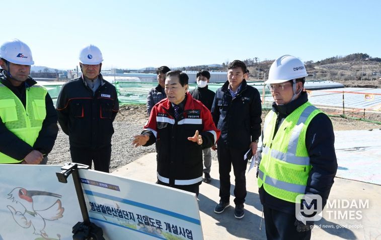 성낙인 군수가 영남일반산업단지 공사현장을 점검하고 있다.