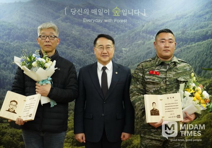 김인호 산림청장이 산불 방지에 기여한 유공자 2명에게 감사패와 함께 포상금을 수여하고 기념사진을 촬영하고 있다.