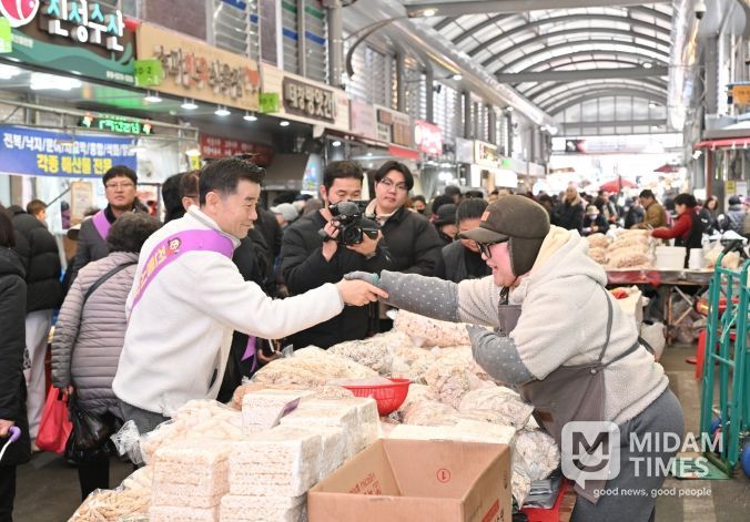 “명절 장 보기 가까운 전통시장·상점가에서”…중구, 설맞이 장보기 행사 진행(태화시장)
