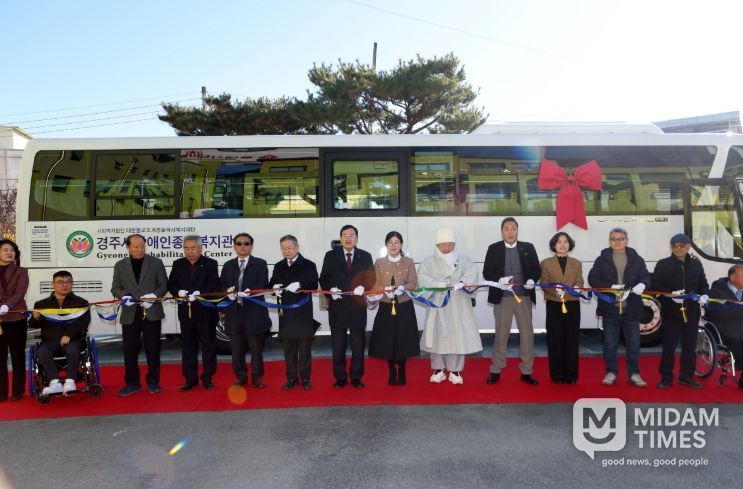 주낙영 경주시장(가운데)과 내빈들이 장애인종합복지관 특장버스 도입을 기념하며 테이프 커팅을 진행하고 있다.