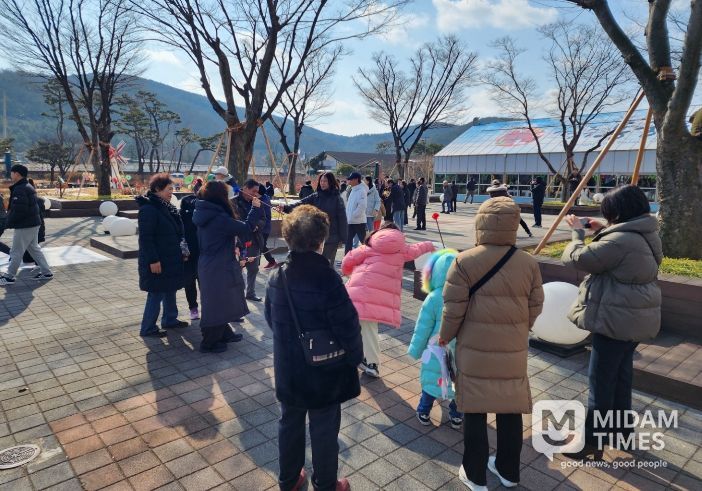 설 연휴를 맞아 경주 동궁원을 찾은 관람객들이 전통놀이 체험 프로그램에 참여하며 즐거운 시간을 보내고 있다