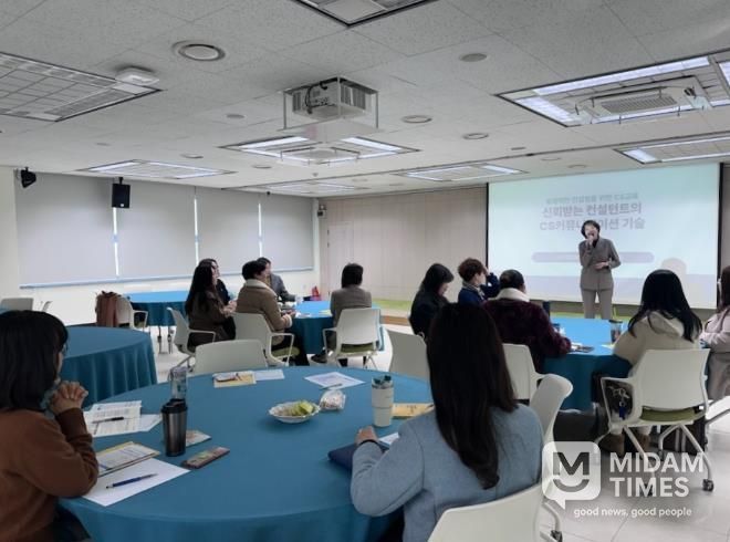 강북, 강남 학부모회 자문단이 11일 강북교육청 대회의실에서 합동 역량 강화 연수를 듣고있다