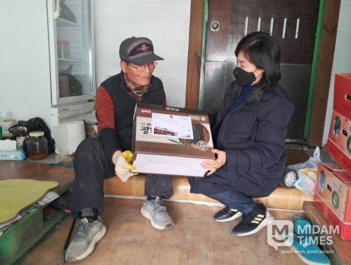 밀양시는 설 명절을 앞두고 관내 취약계층 가구를 방문해 안부를 확인하고 위문품을 전달하고 있다.