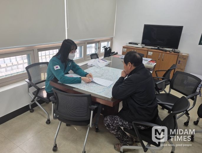 11일 밀양시 재산관리 담당자가 무안면행정복지센터에서 민원인에게 공유재산 대부계약에 대해 설명하고 있다.