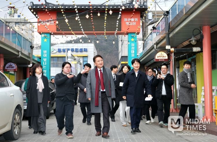 김영환지사가 칠성마을 골목박물관거리를 점검하고 있다.