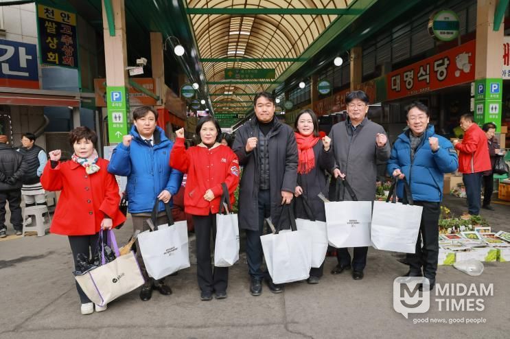증평군의회, 설맞이 국토대청결 활동 및 전통시장 장보기 행사 실시