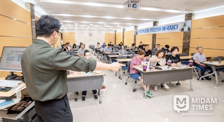 구미소상공인종합센터에서 소셜미디어마케팅 교육하는 중
