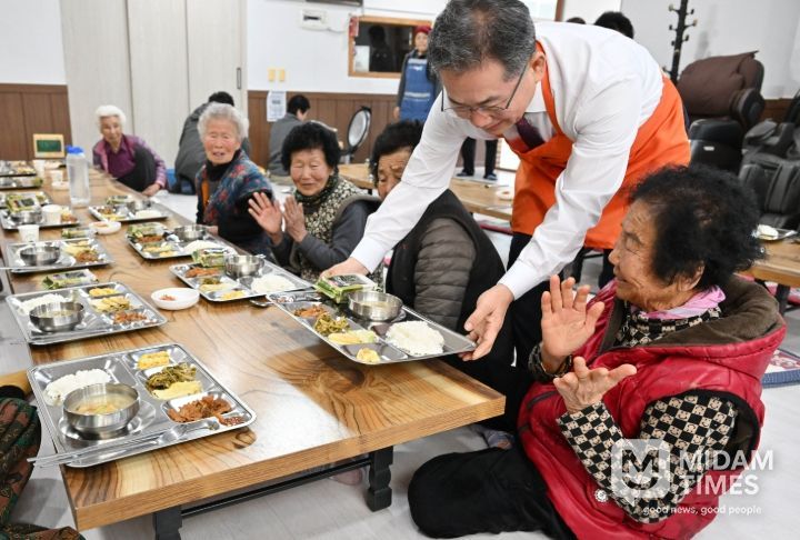 위생 안전관리 강화 및 노인일자리 연계로 운영